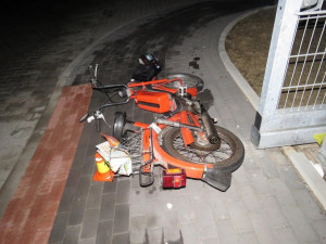 FOTO: Muž na babetě boural v Olomouci a těžce se zranil, policie hledá svědky nehody