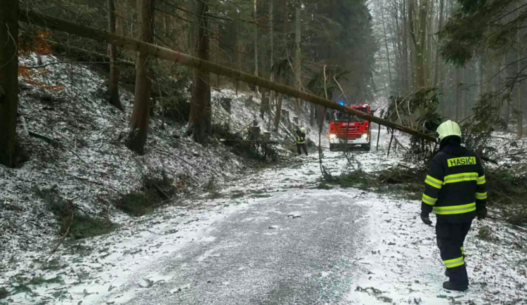 AKTUÁLNĚ: Hasiči v kraji mají plné ruce práce s následky silného větru