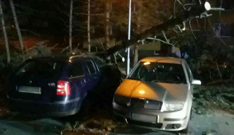 FOTO: Silný vítr láme stromy, uzavírá silnice a ničí střechy