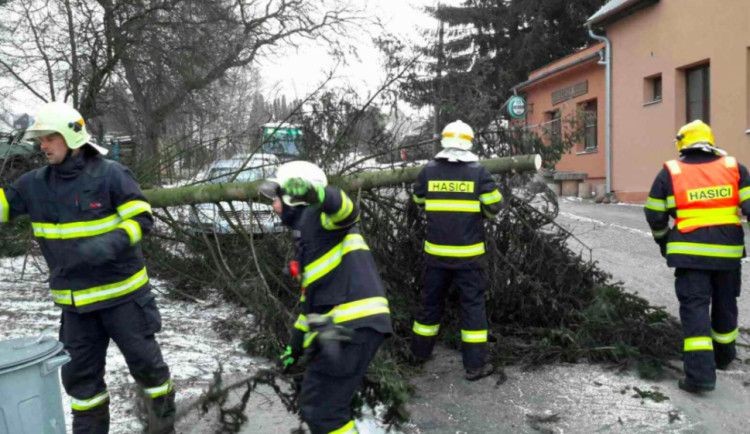 Hasiči se celou noc potýkali s následky silného větru, vyjížděli už téměř ve 200 případech
