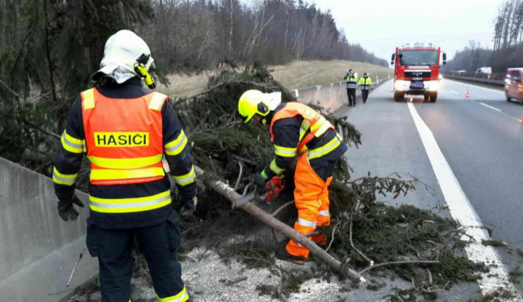 VIDEO: Hasiči za víkend řešili přes tři sta událostí v souvislosti se silným větrem