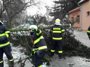 Hasiči se celou noc potýkali s následky silného větru, vyjížděli už téměř ve 200 případech