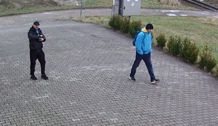 VIDEO: Zloději vykradli kanceláře firmy, jejich počínání zachytila bezpečnostní kamera