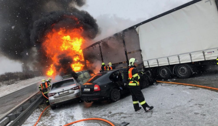 FOTO: Na dálnici mezi Olomoucí a Ostravou hořel kamion, pět hodin byl zablokovaný provoz