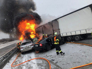 FOTO: Na dálnici mezi Olomoucí a Ostravou hořel kamion, pět hodin byl zablokovaný provoz