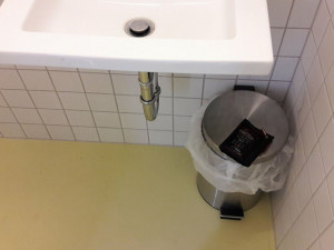 Žena si zapomněla na toaletách v Globusu peněženku, za pět minut už ji na místě nenašla