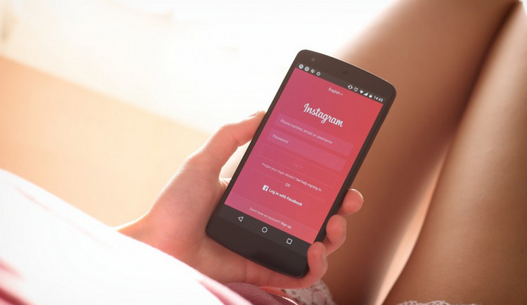Pachatel ženě změnil hesla k instagramu i mailu, může jít sedět až na tři roky