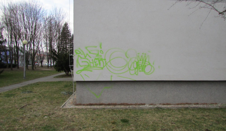 Vandal postříkal sprejem dům na Lazecké v Olomouci