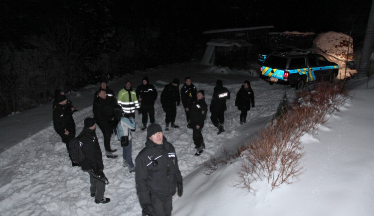Policisté a záchranáři hledali v Jeseníkách ztraceného běžkaře. Do pátrání se zapojilo šedesát lidí