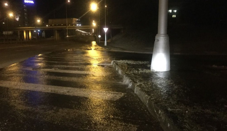 Havárie vody zaplavila Wolkerovu ulici