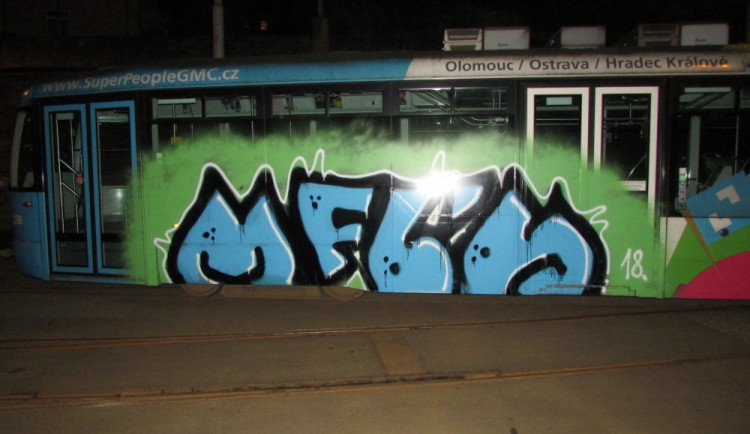 FOTO: Vandal posprejoval během několik minut velkým nápisem tramvaj, škoda je 10 000 korun