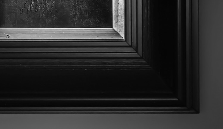 Zloděj ukradl obraz vystavený v nákupní galerii. Vyřezal ho z rámu a odnesl si ho