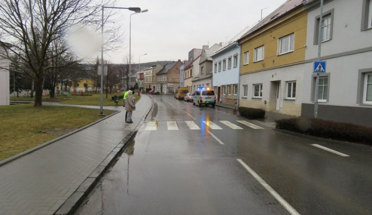 Řidič srazil na silnici cyklistku a bez zastavení ujel. Policie nyní hledá svědky události