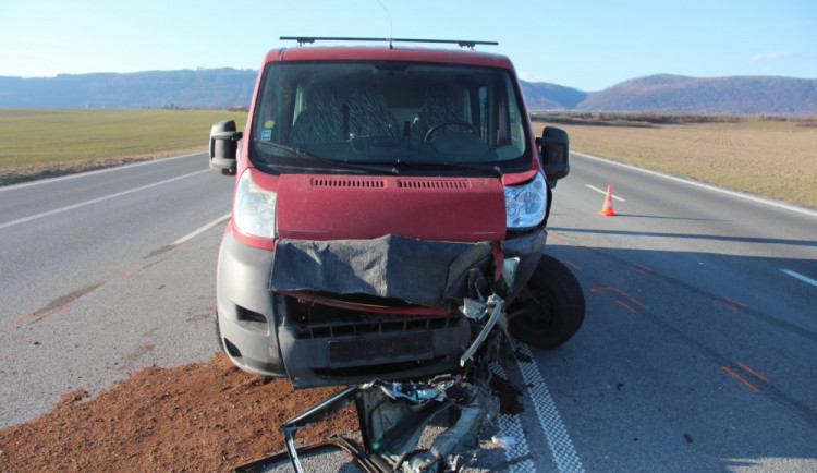 Řidič se chtěl vrátit přes plnou čáru na dálnici, při manévru se střetl s druhým autem. Došlo ke zranění