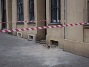 AKTUÁLNĚ: Na Legionářské padaly na chodník ze střechy domu cihly