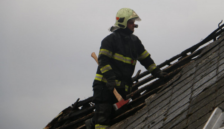 FOTO: Při opravách začala hořet střecha rodinného domu