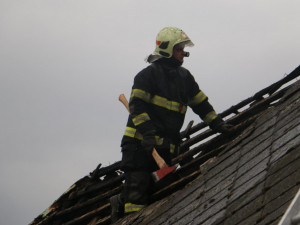FOTO: Při opravách začala hořet střecha rodinného domu