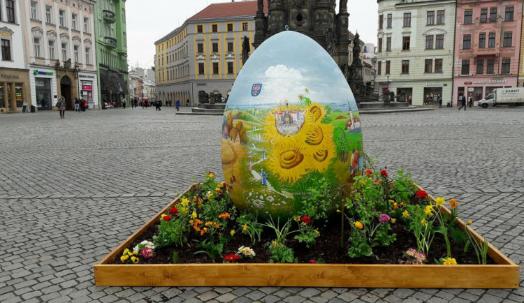 Na Horním náměstí stojí dvoumetrová kraslice, chystá se velikonoční program