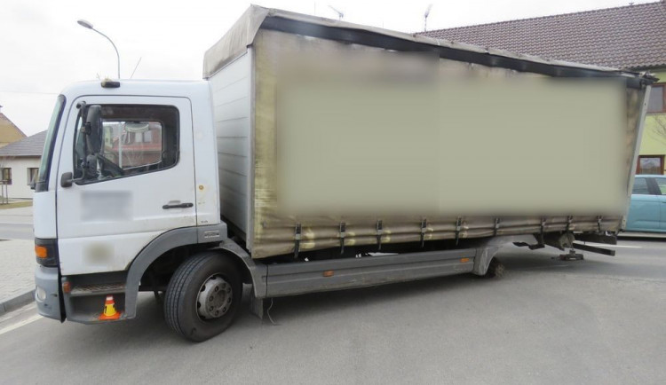 FOTO: Dvěma autům upadla kola za jízdy