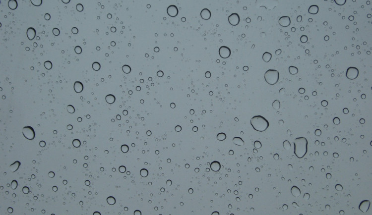 POČASÍ NA ÚTERÝ: Meteorologové předpovídají oblačno a přeháňky