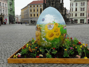 Na Horním náměstí stojí dvoumetrová kraslice, chystá se velikonoční program