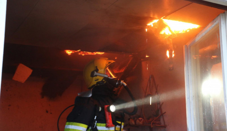 FOTO/VIDEO: Požár chaty na Olomoucku způsobil škodu za půl milionu