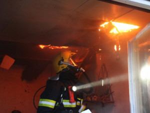 FOTO/VIDEO: Požár chaty na Olomoucku způsobil škodu za půl milionu