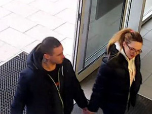 VIDEO: Muž s ženou ukradli čtyři počítačové hry z olomoucké prodejny