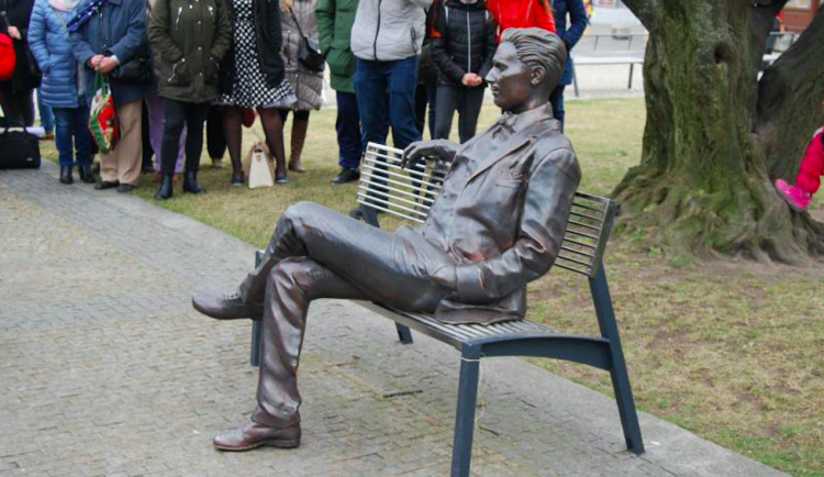 V prostějovském centru byla odhalena bronzová socha Jiřího Wolkera
