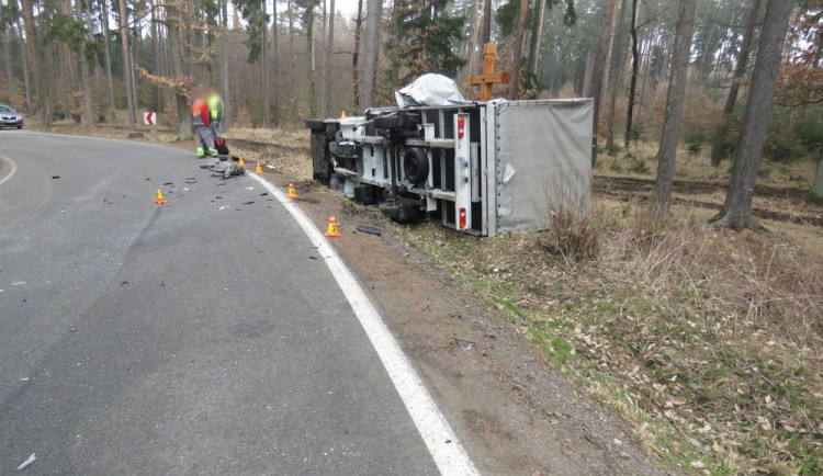FOTO: Řidič osobáku vjel do zatáčky příliš rychle, v protisměru se střetl s protijedoucím náklaďákem