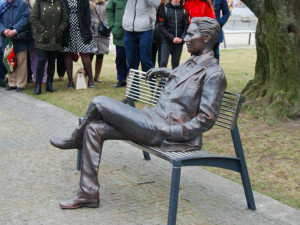 V prostějovském centru byla odhalena bronzová socha Jiřího Wolkera