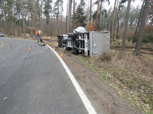 FOTO: Řidič osobáku vjel do zatáčky příliš rychle, v protisměru se střetl s protijedoucím náklaďákem