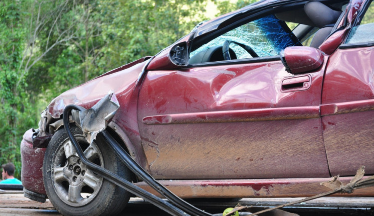 Auto skončilo v kotrmelcích, zraněni byli tři lidé