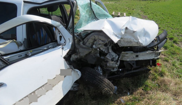 Čelní srážka aut mezi Olomoucí na Šternberkem skončila zraněními