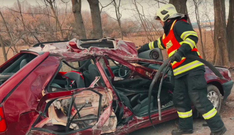 Řidiči ze čtvrteční nehody, při které zemřely dvě děti, hrozí deset let vězení. Byl opilý