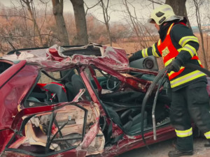 Řidiči ze čtvrteční nehody, při které zemřely dvě děti, hrozí deset let vězení. Byl opilý