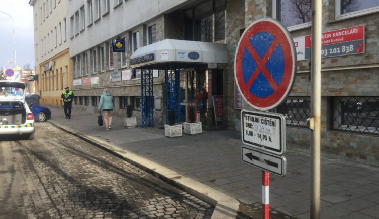 Věnujte pozornost značkám upozorňujícím na blokové čištění, probíhá po celém městě