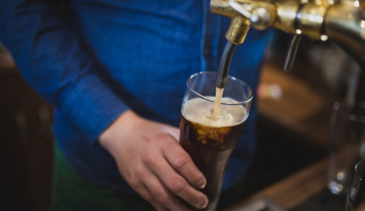 Barman ohlásil přepadení, teď je sám obviněný. Tržbu ukradl jeho komplic