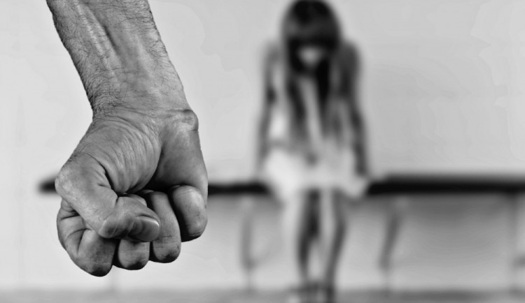 Opilý mladík v Olomouci bil svou družku a s nožem v ruce jí vyhrožoval zabitím