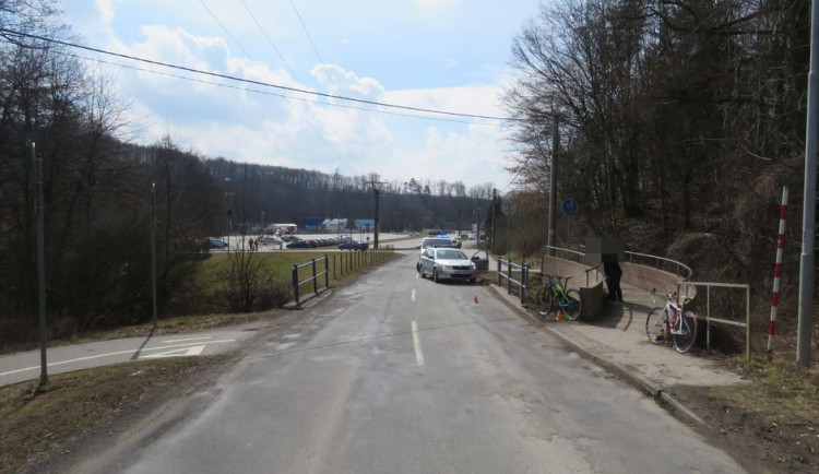 Řidič srazil v Mariánském údolí cyklistu. Bez zastavení z místa nehody ujel