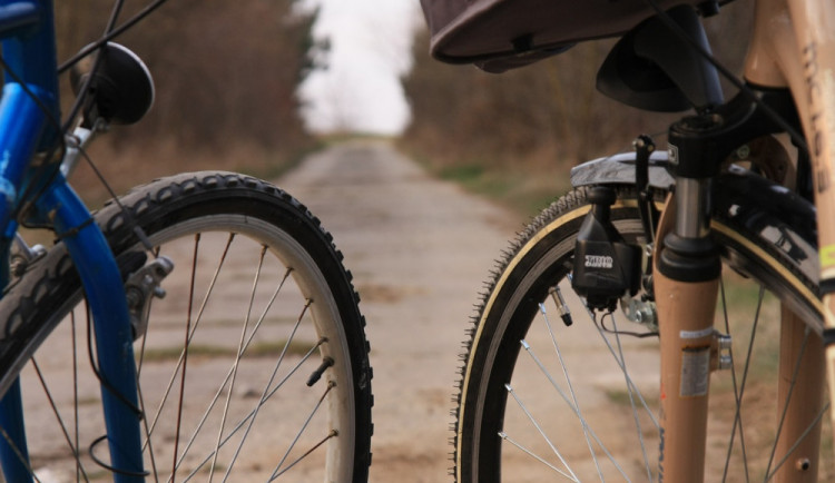 Šestnáctiletý cyklista nedal přednost dodávce, skončil v olomoucké nemocnici