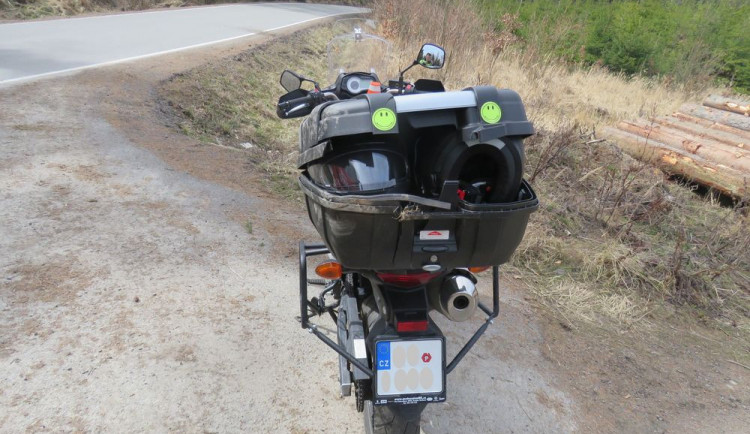 Motorkář nevybral zatáčku a skončil v příkopu