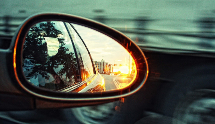 Řidičku osobního auta oslnilo slunce, narazila do autobusu