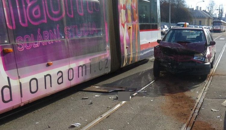 Devatenáctiletý řidič nedal přednost tramvaji, je zraněný