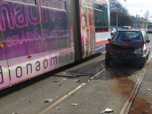 Devatenáctiletý řidič nedal přednost tramvaji, je zraněný