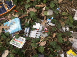 Strážníci na dvou místech ve městě sbírali větší počet použítých stříkaček. Deset jich našli na dětském hřišti