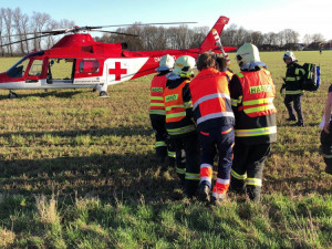 FOTO: Motorkář skončil v nemocnici po srážce s autem u Olomouce