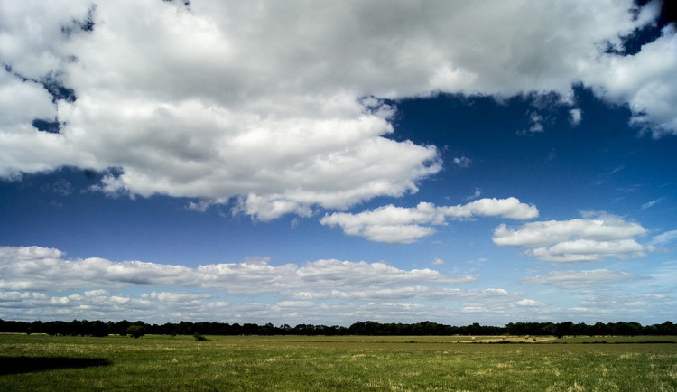 POČASÍ NA PONDĚLÍ: Polojasno, teploty nad dvacítkou