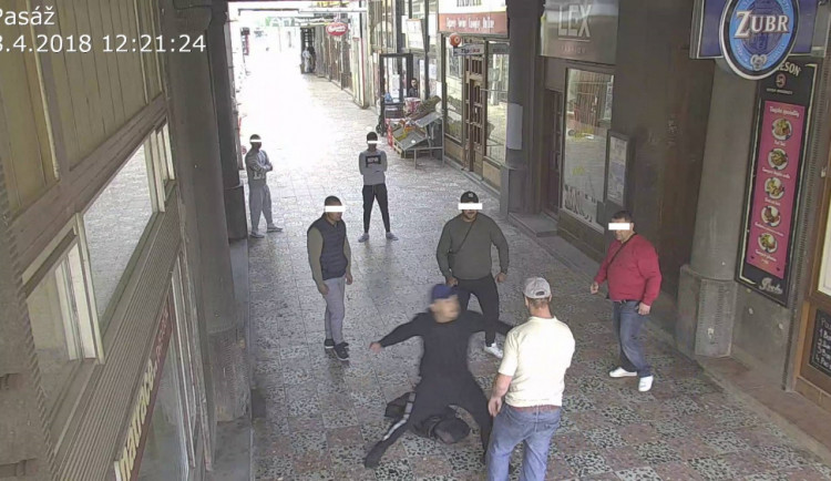 Jeden proti šesti. Muž skončil po potyčce se skupinou hromotluků v nemocnici