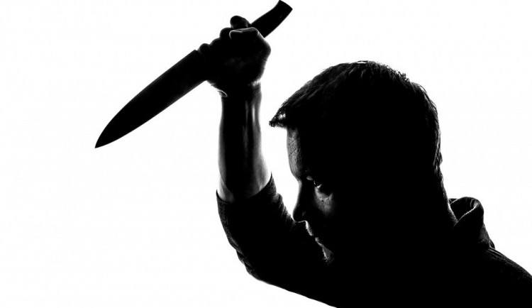 Muž chtěl podřezat svou ženu nožem. Když se před ním zraněná schovala, pořezal se sám a skočil z balkónu